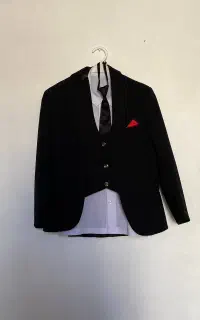 کت شلوار در حد نو تمیز سایر تا ۹سال قیمت ۱میلیون