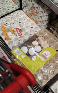 همکار خانم برای بسته بندی