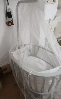 تخت کنار مادر