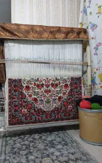 فرش دستبافت با دار قالی و ابزار نخ و نقشه..