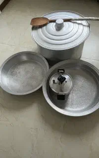 دیگ بزرگ به همراه ظروف دیگر