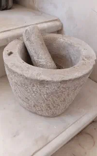 هاون سنگی قدیمی با دسته