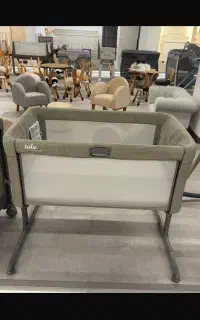 تخت کنار مادر جویی