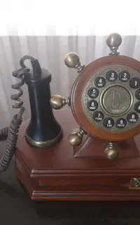 تلفن قدیمی چوبی وظرف مسی