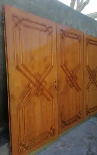 در خانه چوبی