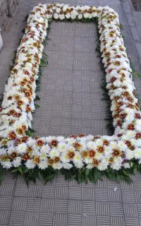 پایه گل ترحیم.گلسرای سفیر سبز