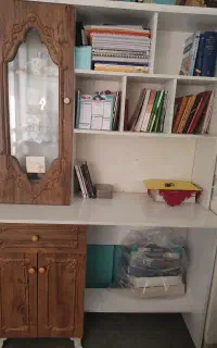 کتابخانه و میز تحریر