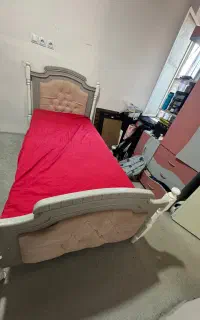 تخت دخترانه و میز آرایش