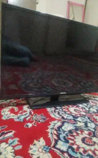 یک عدد تلویزیون 32 اینج  صفحه اش شکسته