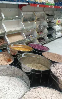استند شکلات و آجیل. قفسه برای اجناس حبوبات