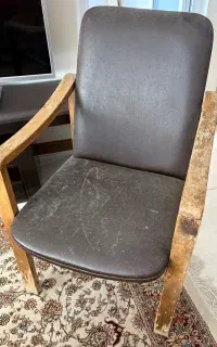 صندلی با چارچوب چوبی