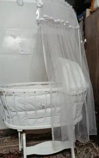 تخت کنار مادر