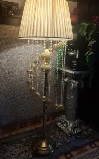 آباژور ایستاده