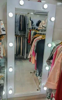 اینه همراه با ده عدد لامپ وکلید