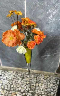 گلدان و گل مصنوعی