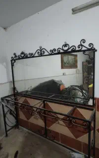 آیینه میز صندلی ویترین سالن ارایشگاه