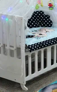 تخت کنار مادر