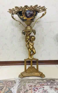 میوه خوری کنار سالنی ایستاده و میز خاطره