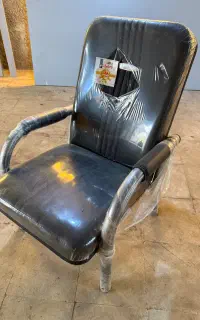 تعدادی میز مدیریت صندلی مدیریت عسلی وسط