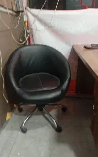 دو عدد صندلی آرایشگاهی و ا عدد سناتور انتظار
