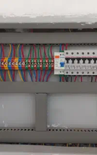 نصب دوربین و برق کشی ساختمان