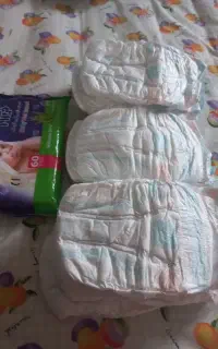 پوشک بچه و یک دستمال مرتوب سایز ۴