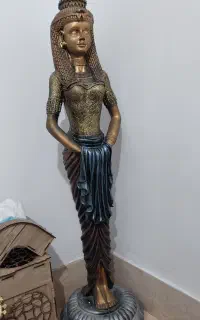 مجسمه ملکه مصر، طلایی رنگ