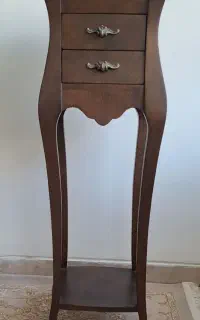 میز و آباژور و تزئینات