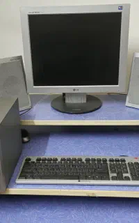 مانیتور کامپیوتر و اسپیکر