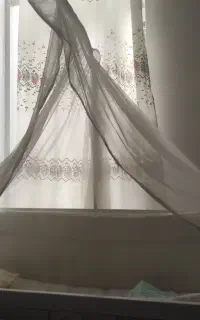 تخت کنار مادر