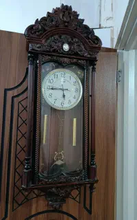یک عدد ساعت دیواری طرح پلاستیک موجوده