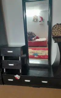 میزدراورچوبی سالم وتمیزباآینه قدی