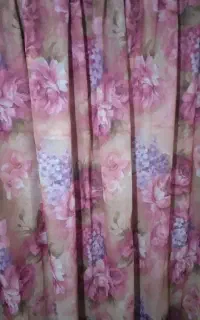 پرده ۳ عدد، دو عدد گلدار  ،   یکعدد رنگ کرم