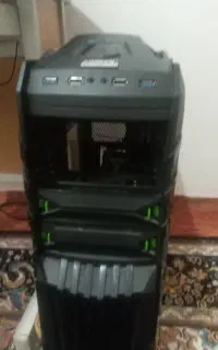 کامپیتور با میز صندلی