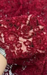 پارچه دانتل مخمل زرشکی