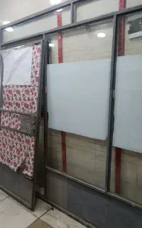 یک در مغازه نو ویترینی برای فروش