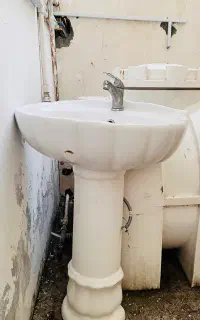 روشویی سفید مدل صدفی به همراه شیر آب