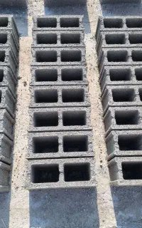 کارگر جهت کار در بلوک زنی
