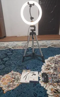 سه پایه و رینگ لایت