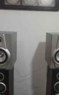 یک جفت اسپیکر نقره ای مارک شان بلوتوثی و فلشخور
