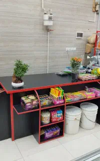 میز فروشگاهی همراه قفسه فروشگاه شکلات خوری فروشگاه