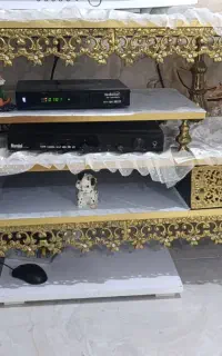 میز تلویزیون برنجی همراه با با ساعت و ویترین برنجی