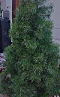 درخت کریسمس و گل مصنوعی و طبیعی