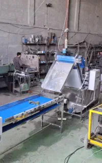 یک نفر کمکی  برای تمیزکاری در کارگاه جوشکاری