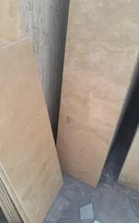 کارگر برای کار در سنگ فروشی