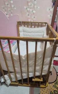 تخت چوبی نوزاد وکودک کنار مادر