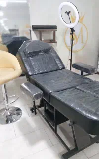 ناخن کار و مژه کار سالن زیبایی