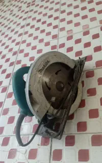 گرد بر سالم و تعدادی ابزار کار