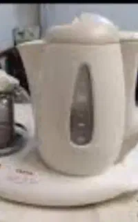 تعدادی وسیله برقی قدیمی مثل چایساز خرد کن و...