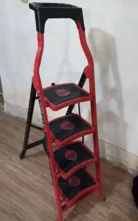 چهار پایه تمیز وسالم